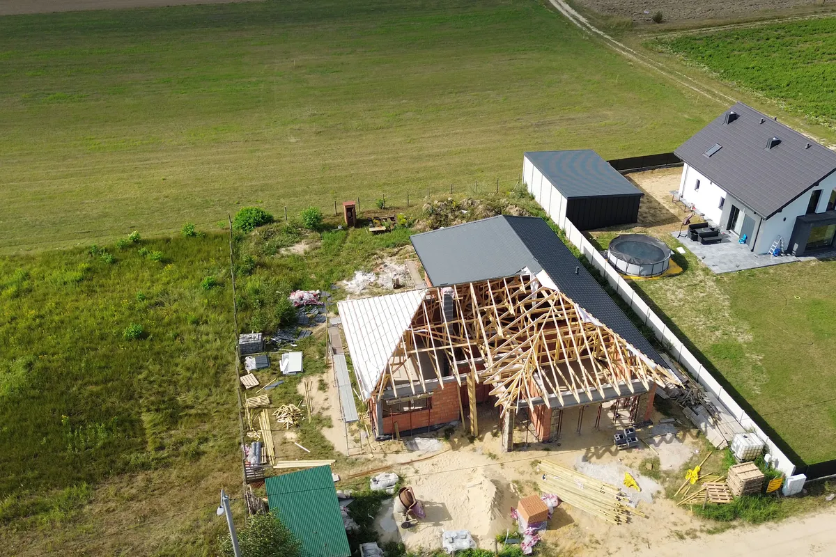 Budowa domu – od czego zacząć? Krok po kroku od działki do odbioru