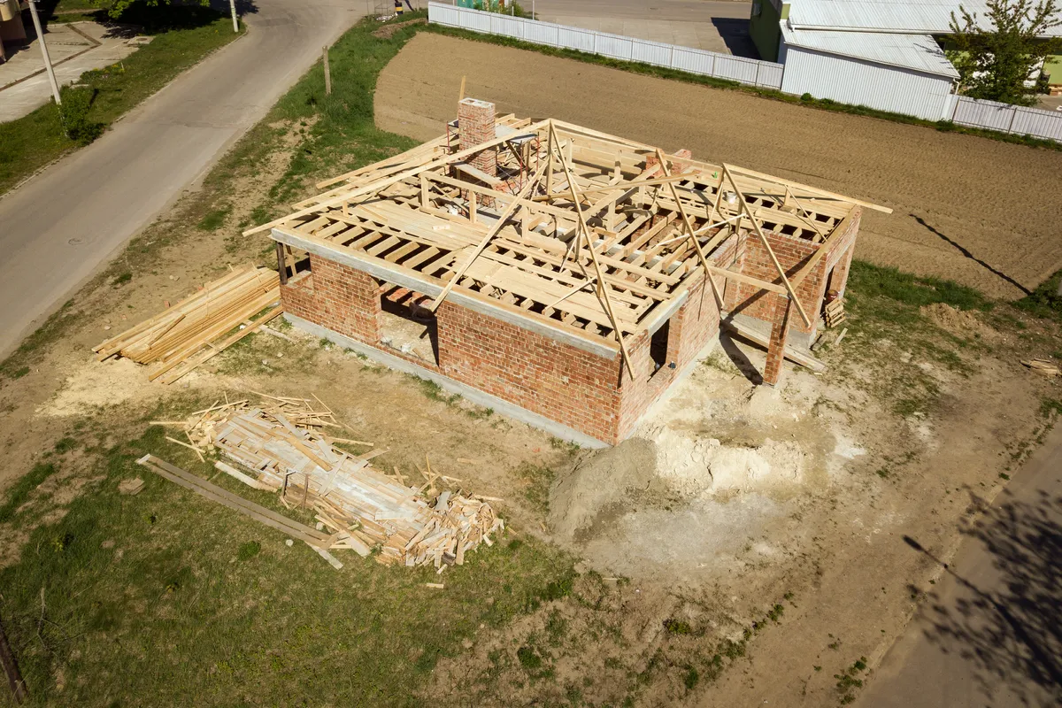 Stan surowy otwarty, zamknięty i deweloperski – co oznaczają i który wybrać