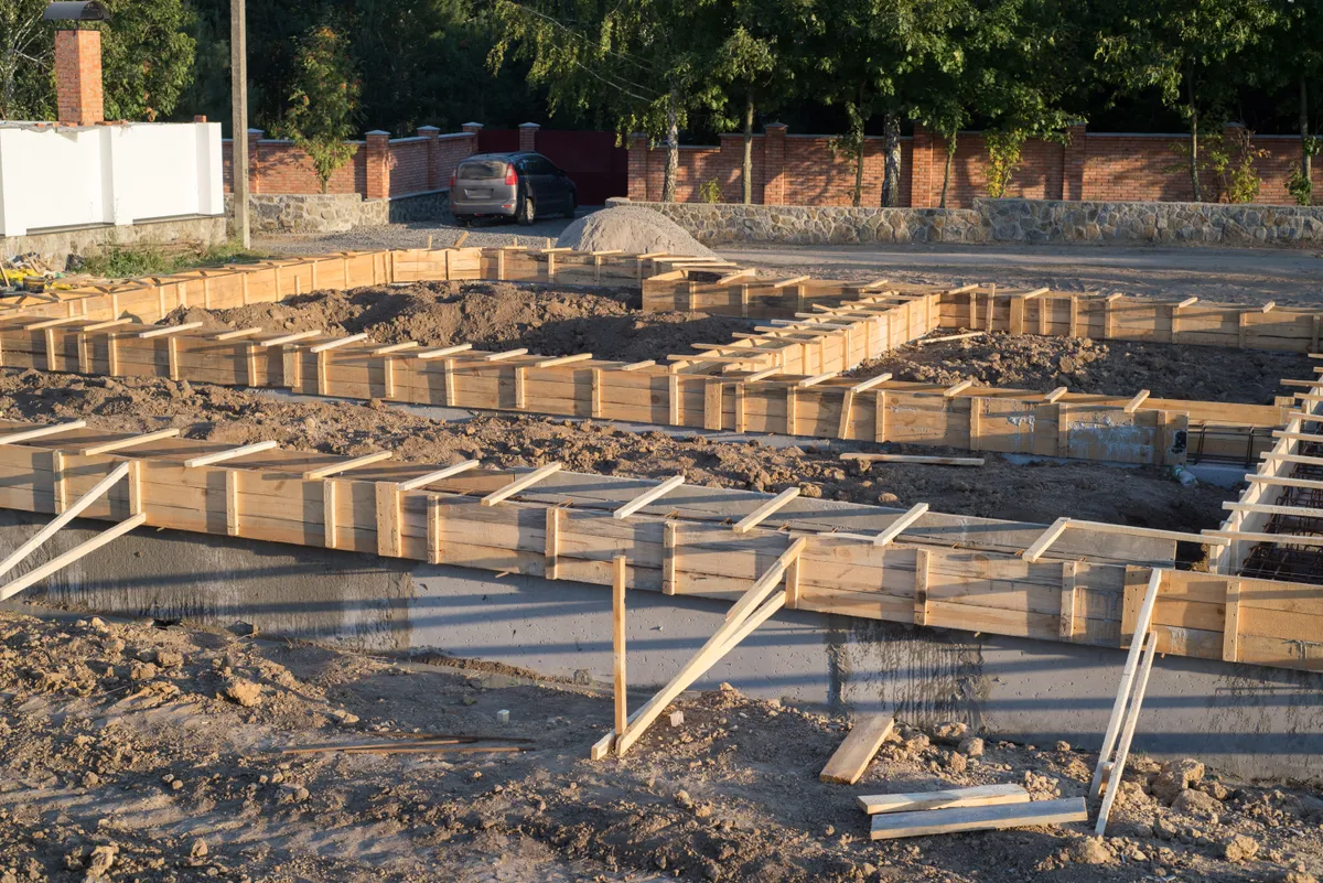 Jak zacząć budowę fundamentów krok po kroku? Praktyczny poradnik