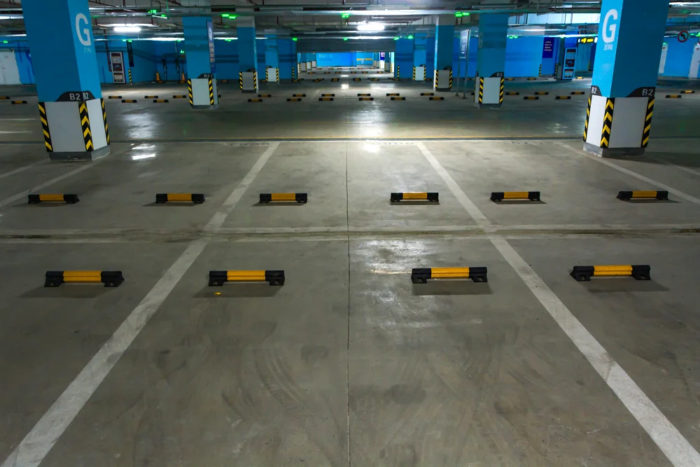 Miejsce postojowe i komórka lokatorska – czy warto w nie inwestować pod wynajem?