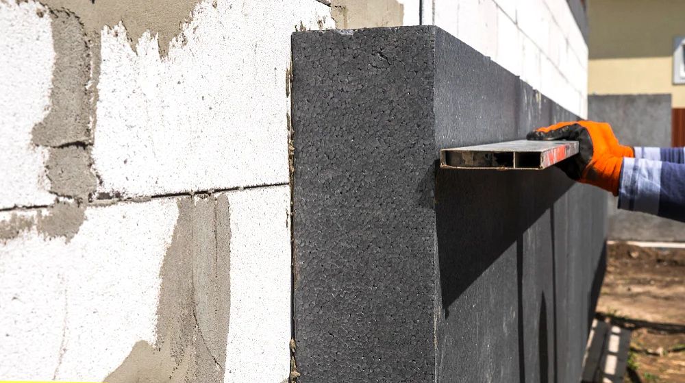 Ocieplenie budynku – styropian grafitowy czy wełna? Analiza zwrotu z inwestycji